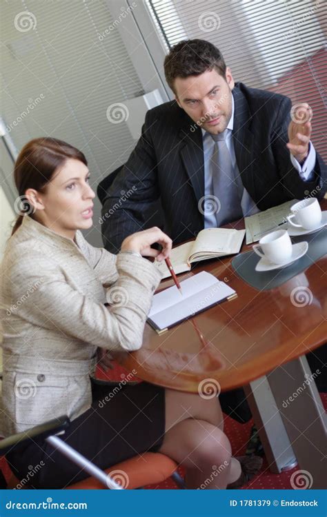 Discussion Homme Daffaires Et Femme Parlant Dans Le Bureau Image