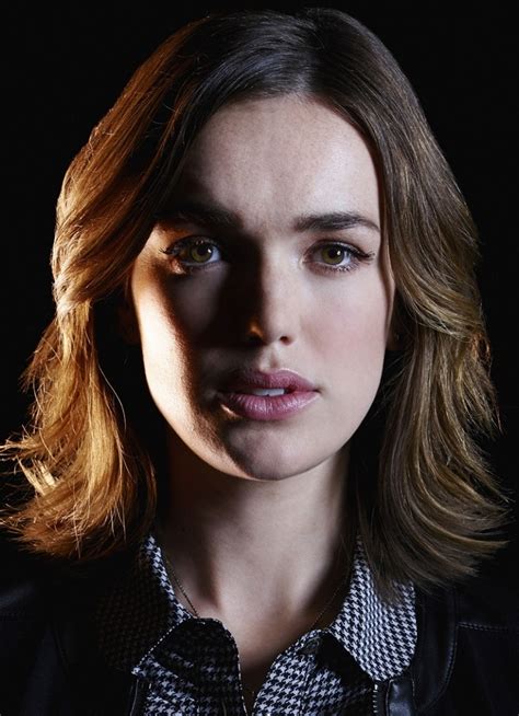 Download Wallpaper 840x1160 Actress Celebrity Elizabeth Henstridge Iphone 4 Iphone 4s Ipod