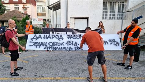 novi protest u kraljevu performans ispred narodne kuhinje video krug