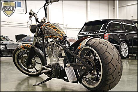 Custom car and bike builder, producer, author, television host, and restaurateur. Jesse James Motos customisées Garage West Coast Choppers