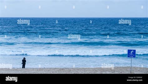 hombre judío solitario rezando por el mar en la playa de bondi en sydney fotografía de stock