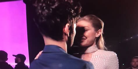 Gigi Hadid Zayn Malik Backstage Kiss 2016 American Music Awards