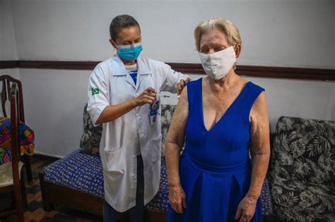 De acordo com o prefeito eduardo paes, responsável pelo. Rio inicia vacinação contra Covid-19 em idosos a partir de ...