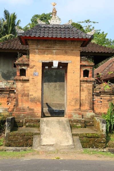 Simak 7 rumah adat bali lengkap nama 7. Budaya Bali : Angkul-angkul atau Gerbang Rumah Adat Bali