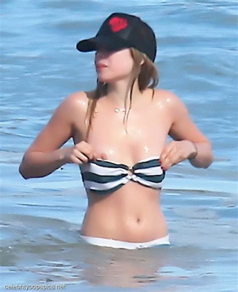 Avril Lavigne Showing Nipples Picture