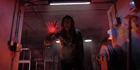 Những khoảnh khắc bá đạo của Scarlet Witch trong vũ trụ MCU