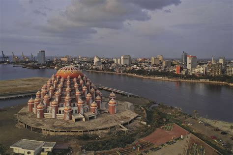 Kemegahan Masjid 99 Kubah Di Pantai Losari Makassar