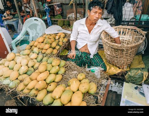 Selling Mango Hi Res Stock Photography And Images Alamy