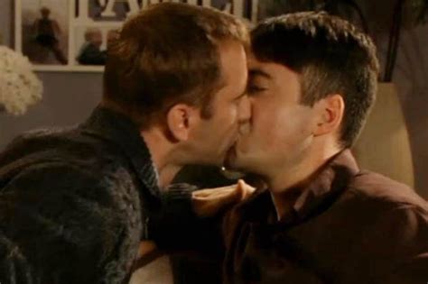 Coronation Street S Gay Kiss Sparks Homophobic Twitter Comments Daily Star