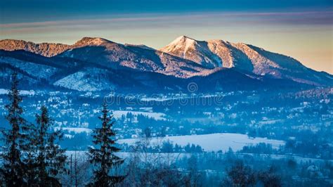 Giewont Szczyt Przy świtem W Zakopane W Zimie Tatrzańskie Góry Zdjęcie