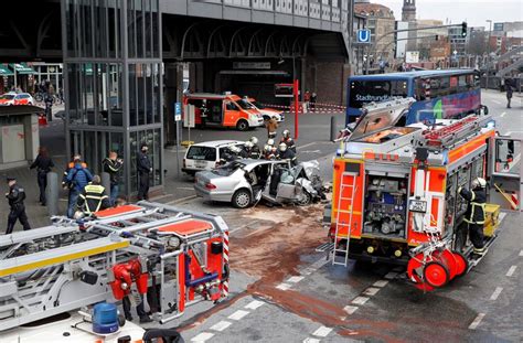 Schwerverletzte In Hamburg Auto Rast Gegen Stadtrundfahrt Bus