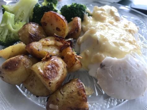 Sandre frais au beurre blanc accompagné de pommes de terre et brocolis