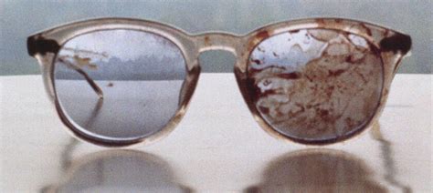 Seine brille wird für 20.000 bis 40.000 dollar versteigert. Yoko Ono: John Lennons blutverschmierte Brille gegen ...