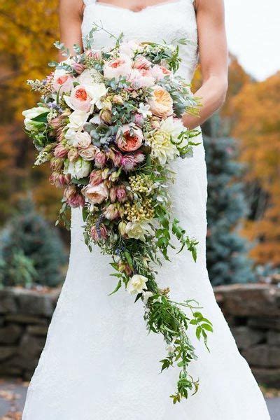 A Sweeping Stream Of Roses And Succulents Make The Perfect Cascade