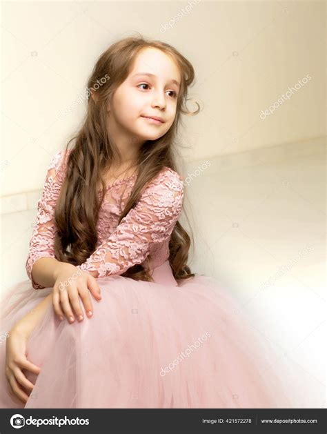Charmante petite fille dans une très belle robe Gros plan image libre