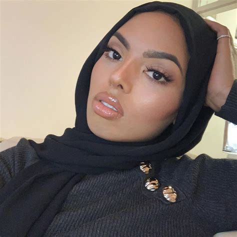 Pin By Snizzz On Pretty Hijab Girls In 2020 Dark Smokey Eye Dewy Skin Bold Eyes