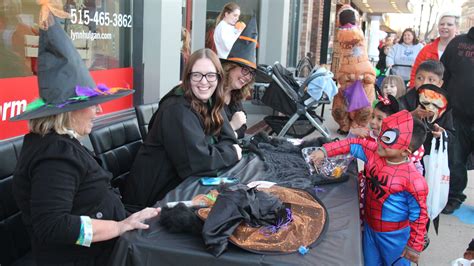 See Photos Of Perrys 2022 Spooktacular Downtown Trick Or Treat Walk