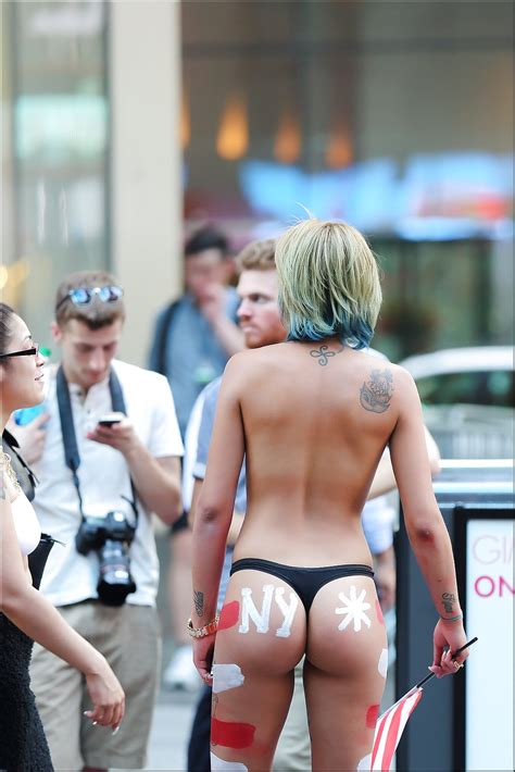 Topless Bodypainted On Times Square Photo X Vid Com