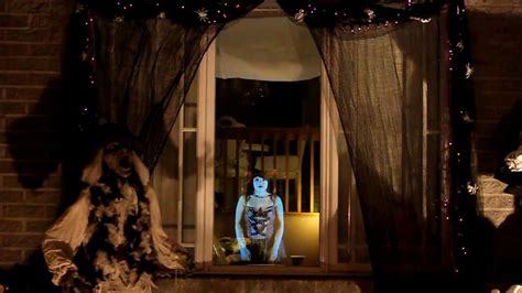 Vidéo Sur Youtube De Bellewaerde Halloween Messon On Te - Illusion : Fantôme dans le salon - Maison hantée Secret Queen - YouTube