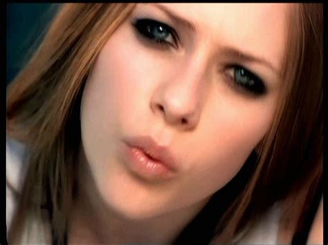 Avril lavigne's official music video for 'complicated'. Avril Lavigne- 'Complicated' MV screencaps HQ - Music ...