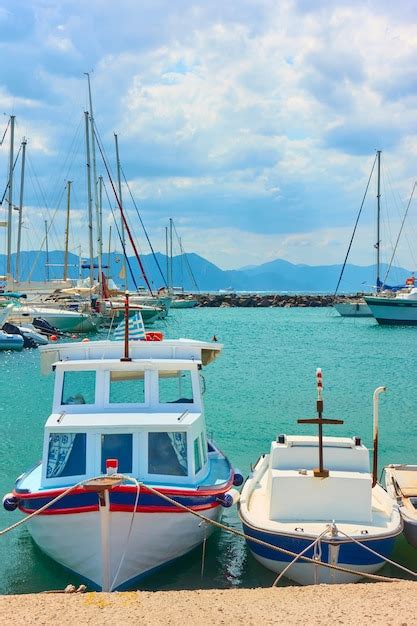 Puerto De Egina Y Dos Peque Os Barcos De Pesca Islas Sar Nicas Grecia