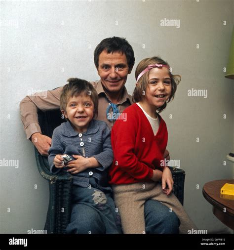Der Deutsche Schauspieler Heinz Bennent Mit Den Kindern David Und Anne