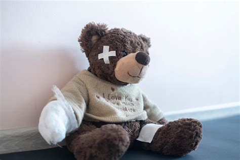 Foto De Conceito De Problema De Dor E Doença Brinquedo De Urso De Pelúcia Embrulhado Em Curativo