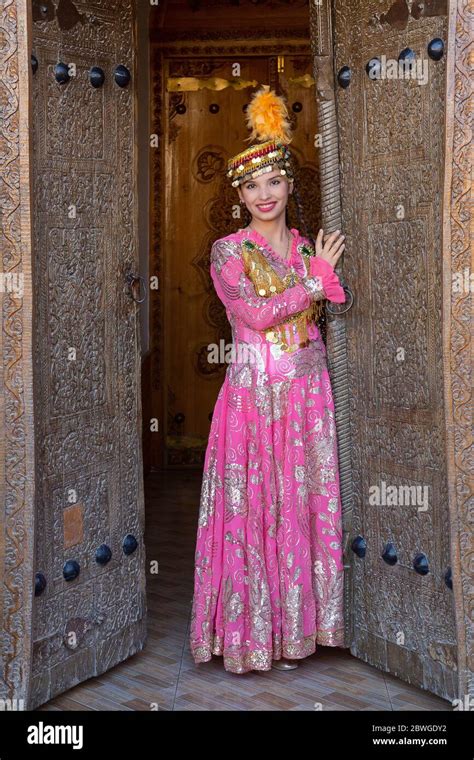 Abbigliamento Tradizionale Uzbeko Immagini E Fotografie Stock Ad Alta Risoluzione Alamy