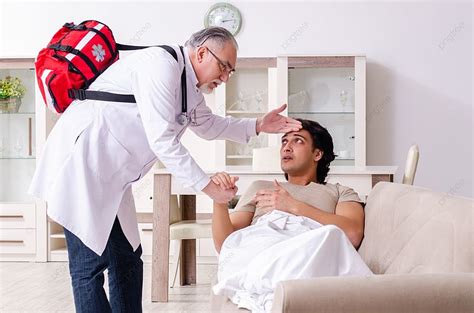 الطبيب العجوز يزور المريض الشاب المتجه الخلفية والصورة للتنزيل المجاني