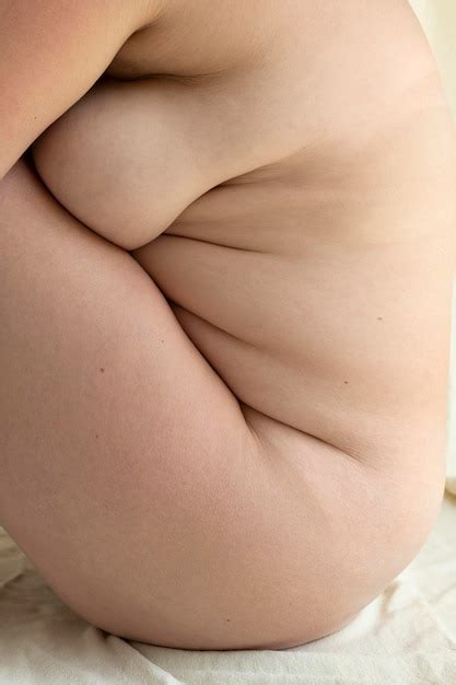 Donna Formosa Che Posa Con Sicurezza Nuda E Mostra La Sua Pelle Foto Sexiz Pix
