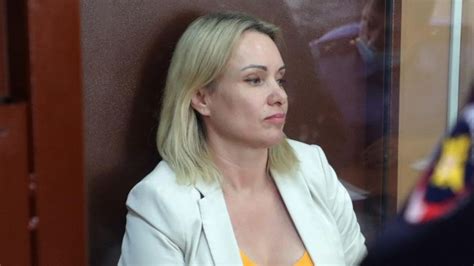 Marina Ovsyannikova La Giornalista Dissidente è Riuscita A Fuggire Dalla Russia è In Europa