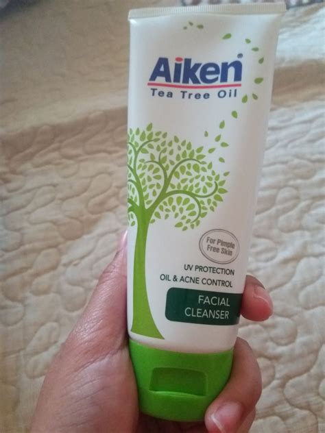 It deeply cleanses clogged pores without leaving skin dry and taut. Aiken Tea Tree Oil Facial Cleanser reviews