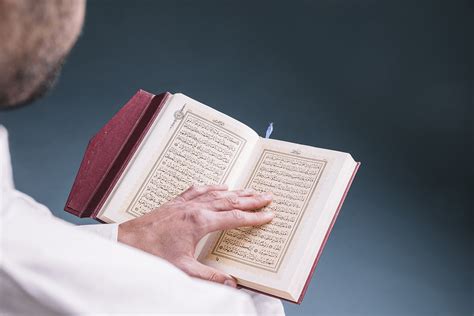 هل حرام قراءة القران اثناء الدورة