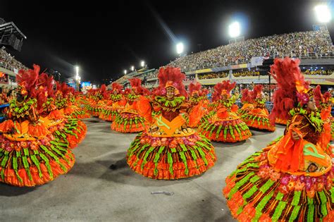 Bilder Karneval In Rio Sambaschulen Begannen Schaulaufen Bei Karneval