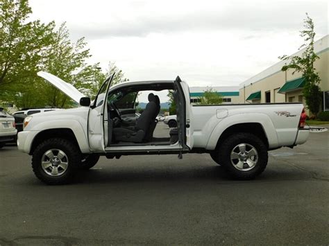 Select a year, make and model to find the tow rating capacity for your vehicle. 2006 Toyota Tacoma V6 SPORT 4x4 / TRD / 6-SPEED / LB / LIFTED LIFTED