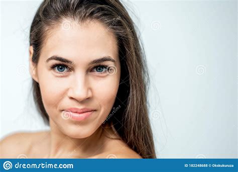 Retrato De La Hermosa Cara De La Mujer Con Maquillaje Natural Foto De