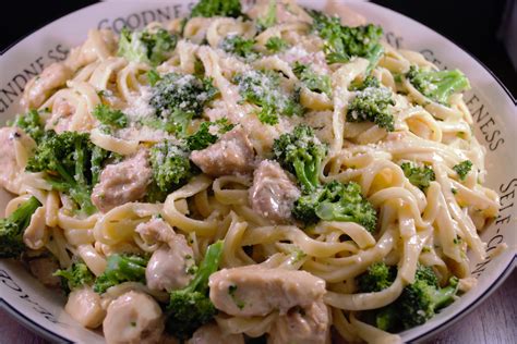 It is such a comforting dish and takes little effort to make it but in the same skillet melt butter and cream cheese over low heat, whisk until melted. Chicken and Broccoli Fettuccine Alfredo
