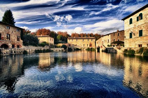 Bagno vignoni, famosa per le sue terme, si trova a 1 km dalla struttura. Tuscany tours, wild hot springs and beauty spas, visit ...