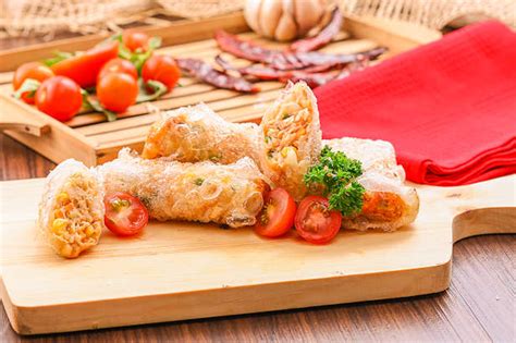 Cara membuat lumpia goreng aneka isi resep lumpia goreng isi sederhana empuk spesial asli. Lumpia Tahu Pedas | Resep dari Dapur KOBE