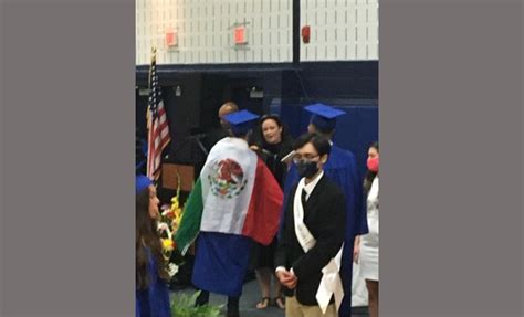 No Le Dan El Diploma Durante La Graduación Por Llevar Una Bandera