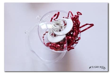 Gift Wrapping Idea: Filled Ornament | Gift wrapping, Gifts, Bee crafts