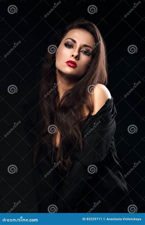 modelo femenino moreno hermoso con el pelo largo que presenta en s negro imagen de archivo