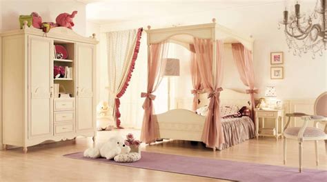Scegliere le tende per la camera da letto non è un'operazione semplice, individuare infatti la tenda giusta dipende da una serie di fattori che il colore e il ricamo della tenda influiscono direttamente sulla percezione che abbiamo della camera da letto, per questo nello scegliere la tenda preferiremo. Camerette classiche per bambine