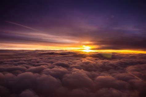 Puesta Del Sol Asombrosa Y Hermosa Sobre Las Nubes Con Las Nubes