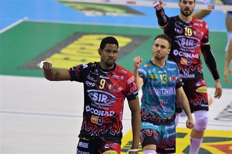 Wilfredo leon started playing volleyball since he was 7, his mom was his first coach. Wilfredo León devora al Civitanova | OnCubaNews