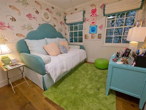 In this theme, you can artsy room for your little artist theme. A Tween Girl's Underwater-Themed Bedroom | HGTV