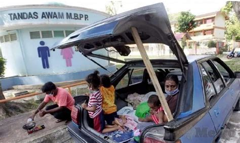 Ia malah gak nolak waktu si anak ngeraba raba bodi seksinya. PenangKini: Lima beranak tiada tempat tinggal, hanya ...