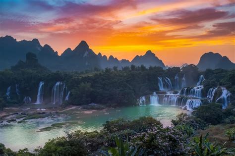 Premium Photo The Beautiful And Magnificent Detian Falls In Guangxi