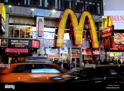 Mcdonalds Restaurant Immense Néon Dans Times Square New York Usa Photo