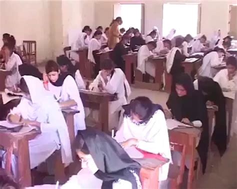 آج کل کی لڑکیاں امتحان کیسے پاس کرتی ہیں ۔ ویڈیو دیکھیں آپ خودفیصلہ کریں لڑکیاں زیادہ نقل کرتیں